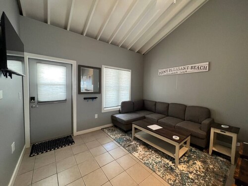 Prime Location, Steps to Beach 2 BR 1 BA w/Parking