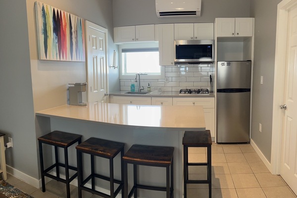 Réfrigérateur, micro-ondes, plaque de cuisson, cafetiÚre/bouilloire