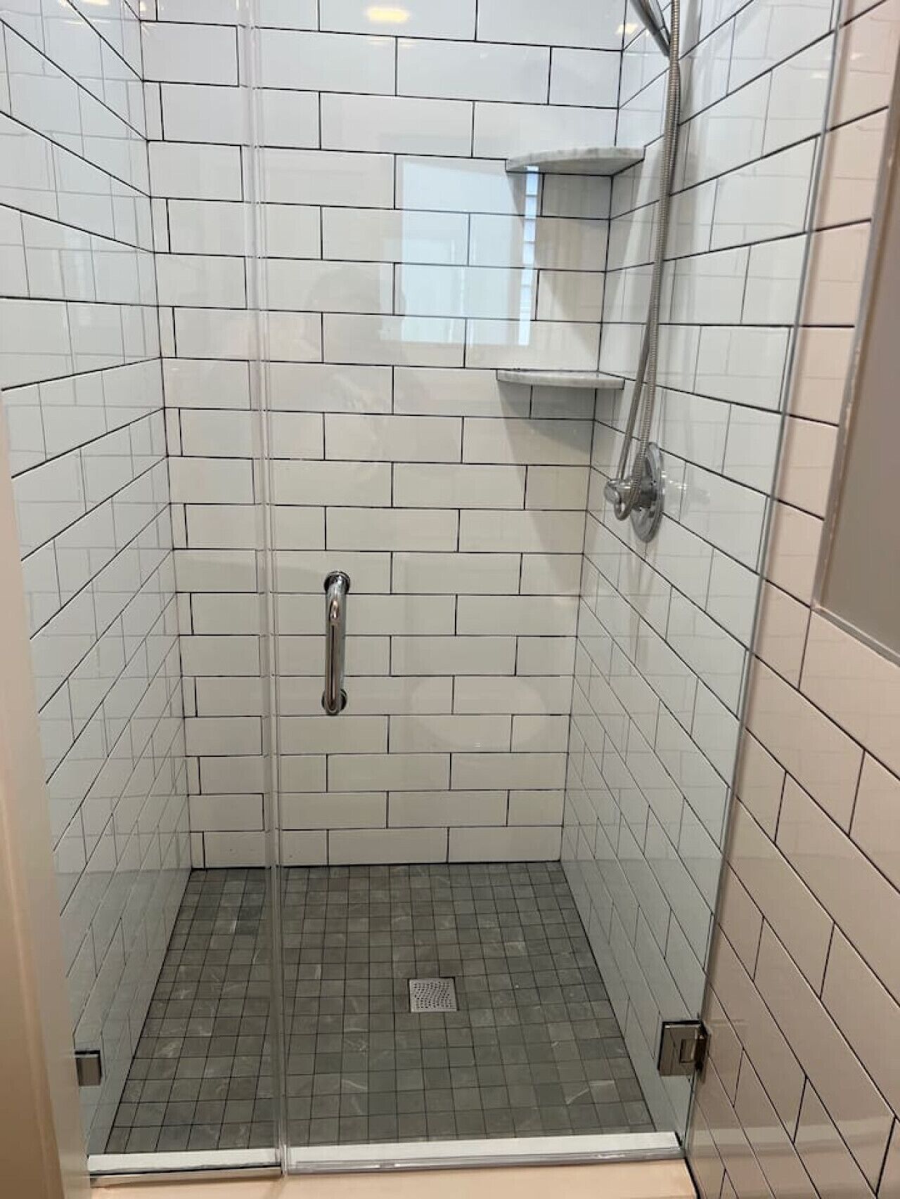 Douche, sèche-cheveux, serviettes fournies, papier toilette