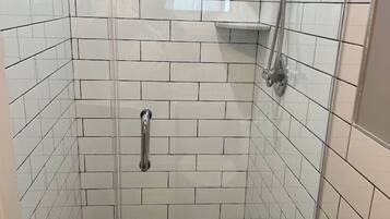 Douche, sèche-cheveux, serviettes fournies, papier toilette