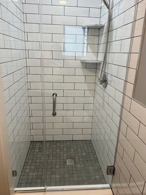 Douche, sèche-cheveux, serviettes fournies, shampoing