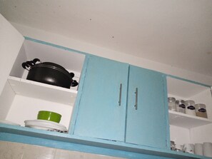 Réfrigérateur, micro-ondes, four, cafetière/bouilloire