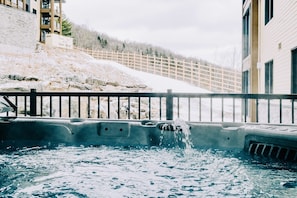 Outdoor spa tub - Horizon | Ski-in/Ski-out | Mountain & Lake View | Gym, Hot Tub & Sauna Access (Mont-Tremblant)