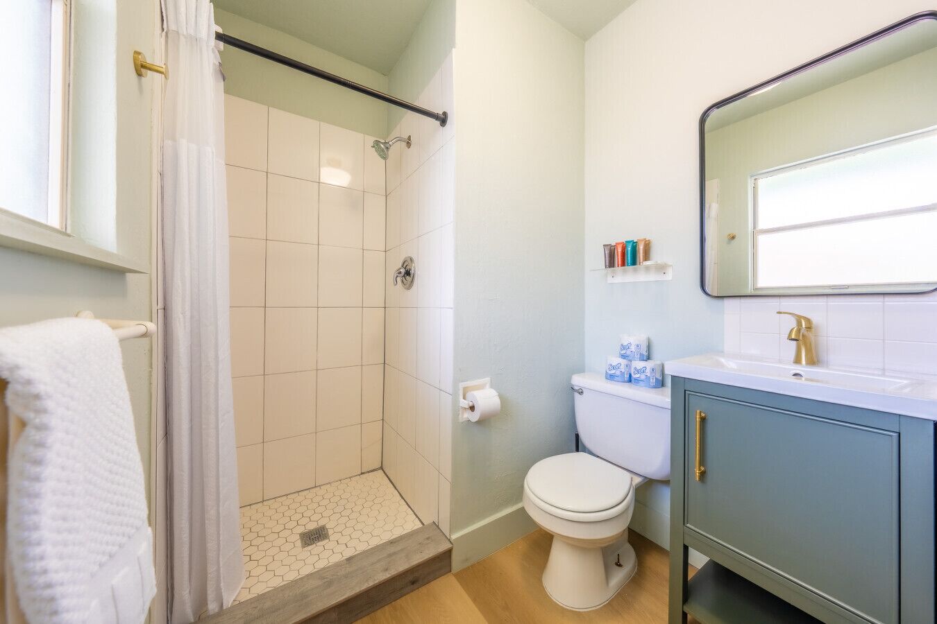 Een douche, een haardroger, handdoeken