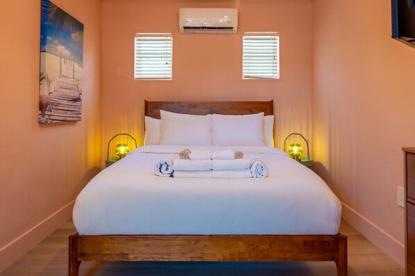 2 bedrooms, desk, iron/ironing board, WiFi