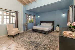 2 slaapkamers, een kluis op de kamer, een bureau