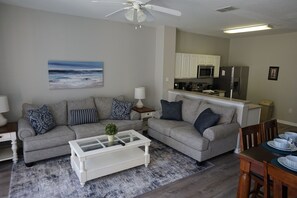 Télévision, jeux vidéo, lecteur de DVD, baby-foot