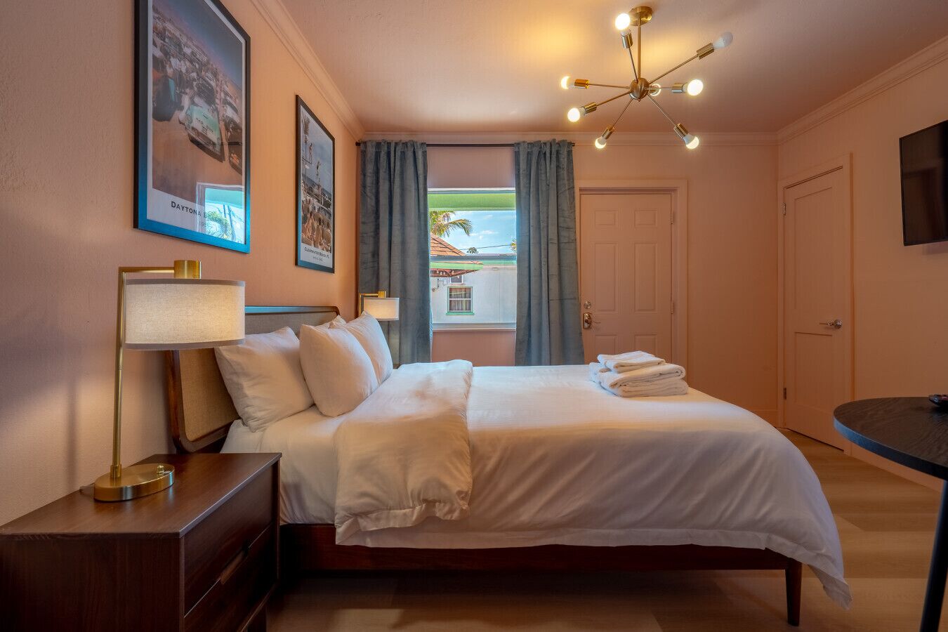 1 habitación, escritorio, tabla de planchar con plancha y wifi 