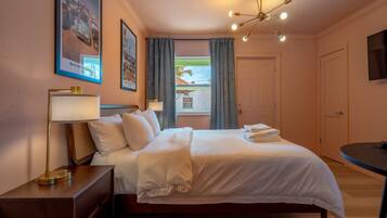 1 habitación, escritorio, tabla de planchar con plancha y wifi