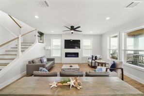 Una Smart TV, una chimenea, un futbolín