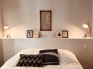 2 chambres, bureau, fer et planche à repasser, lit de bébé portatif