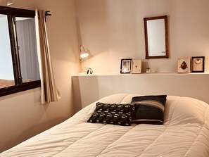 2 chambres, bureau, fer et planche à repasser, lit de bébé portatif