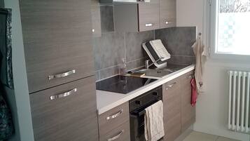 Réfrigérateur, micro-ondes, four, plaque de cuisson