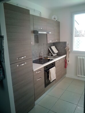 Een koelkast, een microgolfoven, een oven, een kookplaat