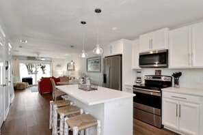 雪櫃、微波爐、焗爐、洗碗機