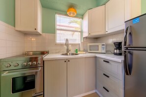 Fridge, microwave, oven, stovetop - 130 · ☀Pool✔ Kitchen✔ Beach✔ Self Checkin✔ Free Parking✔ (Clearwater)