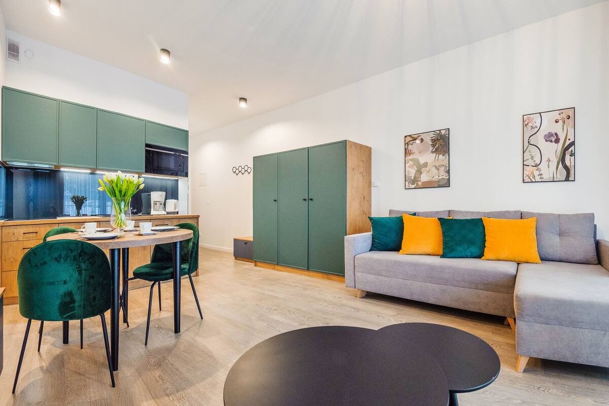 Un apartamento moderno con cocina, comedor y sala de estar.