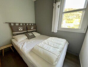 2 bedrooms, iron/ironing board, WiFi