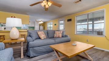 House, 3 Bedrooms | Living room