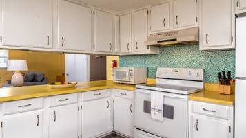 House, 3 Bedrooms | Private kitchen | Fridge, oven, stovetop, paper towels