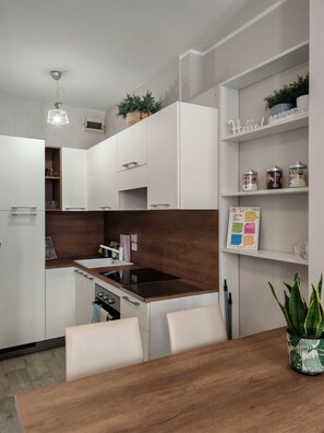 Fridge, oven, stovetop, coffee/tea maker - Apartment at Bo Old Town (Padova)