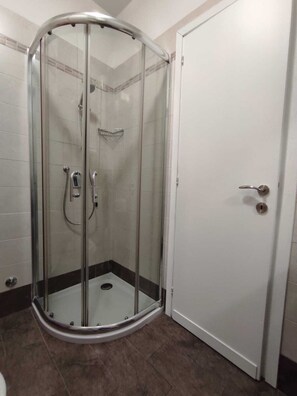 Bruser, hårtørrer, bidet, håndklæder