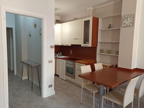 Kühlschrank, Ofen, Herdplatte, Wasserkocher mit Kaffee-/Teezubehör