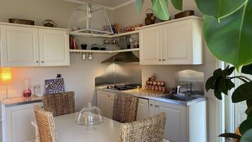 Four, plaque de cuisson, cafetiÚre/bouilloire, bouilloire électrique