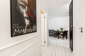 42-tommers fladskærms-tv med kabelkanaler, tv