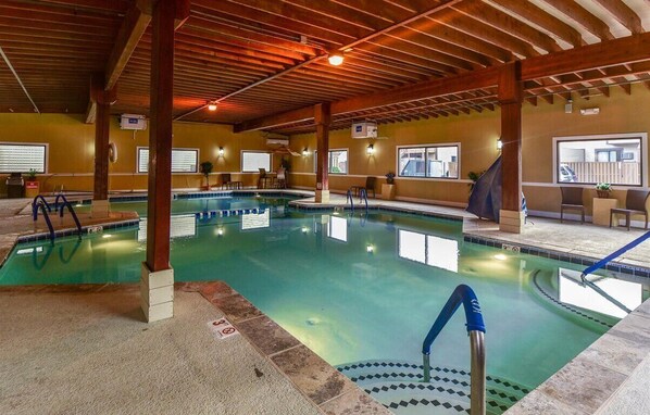 Alberca techada y alberca climatizada