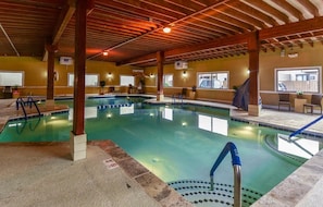 Una piscina cubierta, una piscina climatizada