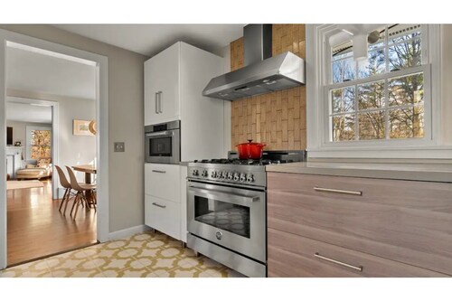 Stylish Mid-century Modern Berkshires Cape