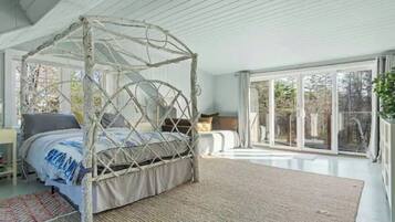 4 bedrooms, travel cot, WiFi, bed sheets