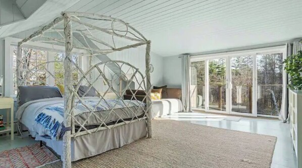 4 bedrooms, travel cot, WiFi, bed sheets