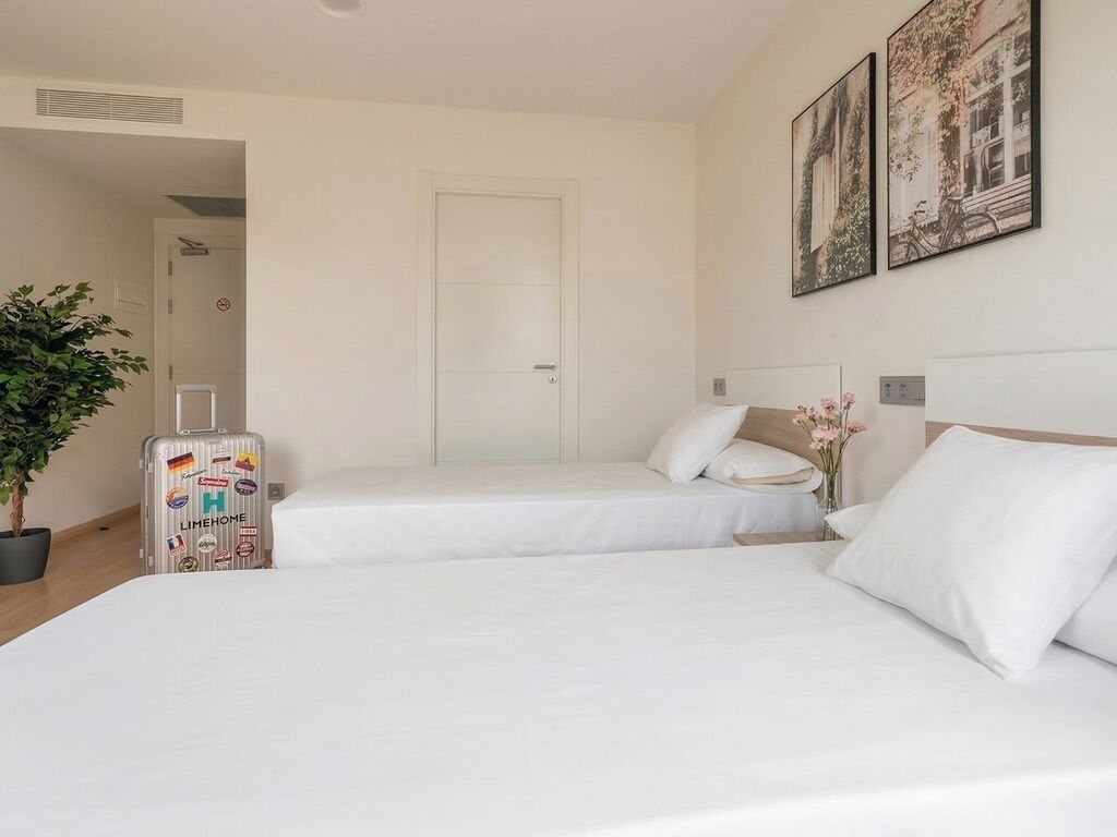 Twin Room | Escritorio, espacio para trabajar con laptop y wifi gratis 