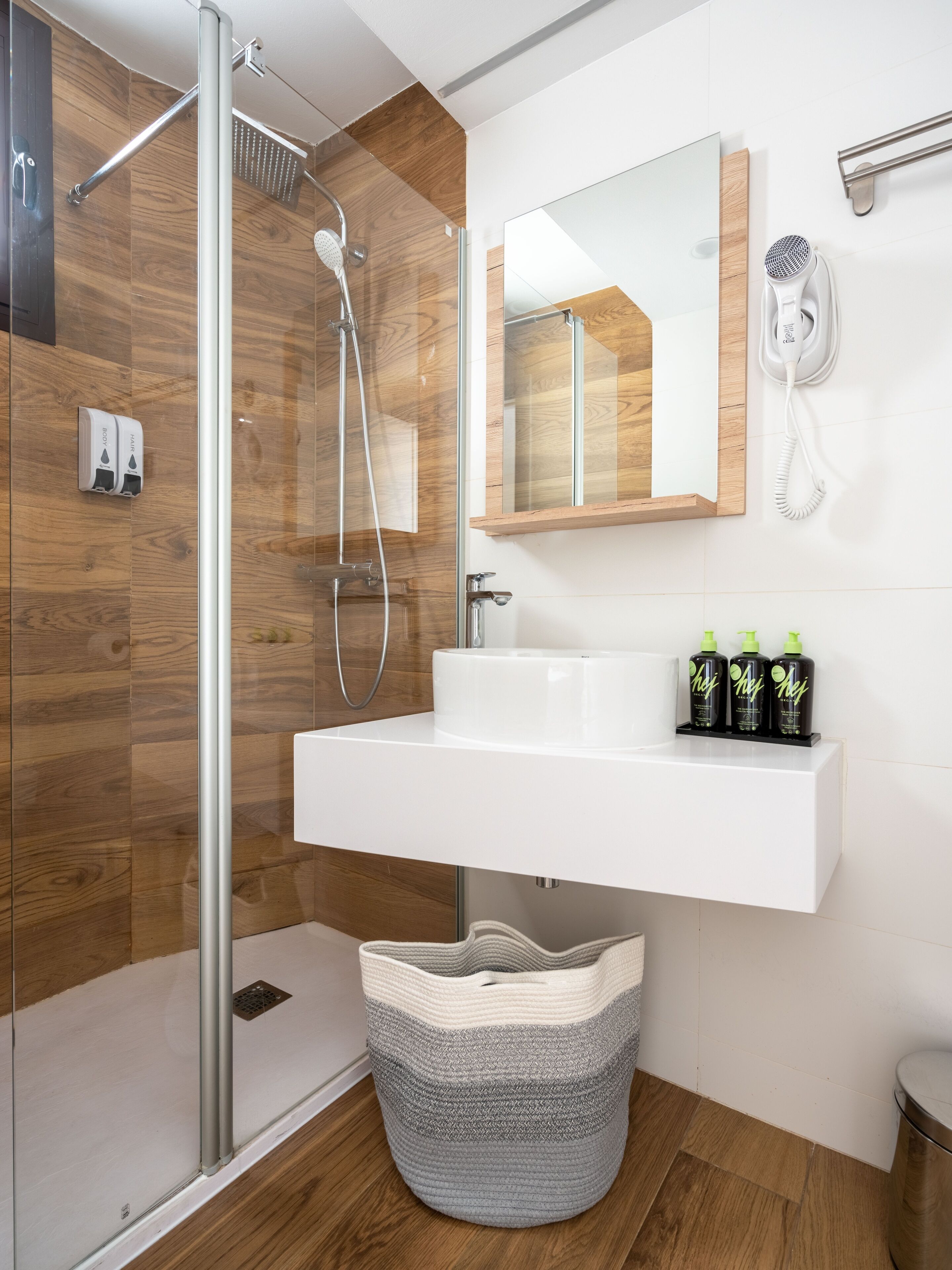 Economy Double Room | Baño | Ducha, artículos de higiene personal ecológicos y secador de pelo