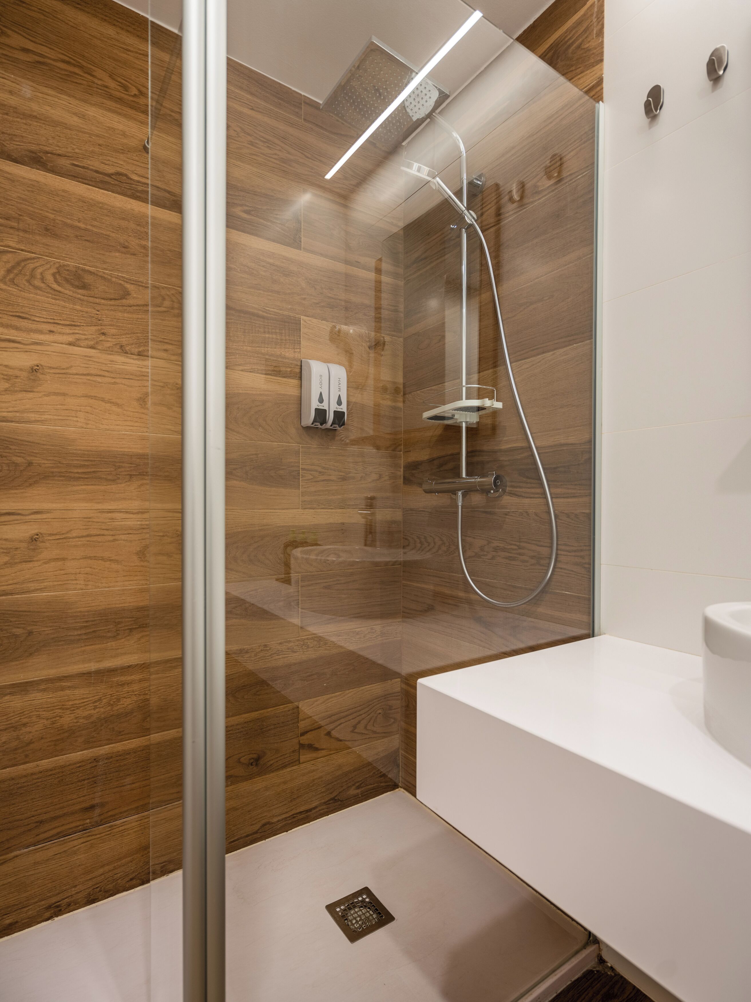 Twin Room | Bathroom | Shower, eco-friendly toiletries, hair dryer, towels