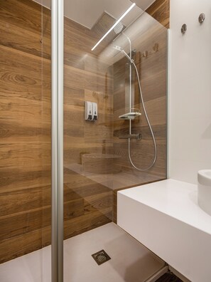 Twin Room | Salle de bain | Douche, articles de toilette écologiques, séchoir à cheveux