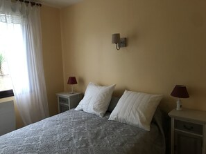 3 chambres, fer et planche Ă repasser, draps fournis