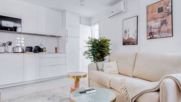 Apartamento, 2 habitaciones (Duplex) | Sala de estar | Televisión de pantalla plana de 40 pulgadas con canales por cable