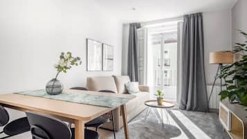 Appartement, 1 slaapkamer, balkon | Woonkamer | Een 40-inch flatscreentelevisie met kabelzenders