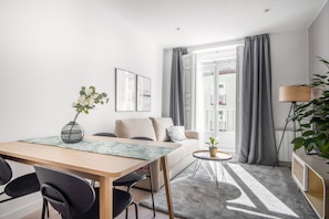 Apartment, 1 Schlafzimmer, Balkon | Wohnzimmer | 40-Zoll-Flachbildfernseher mit Kabelempfang