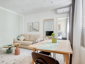 Apartamento, 1 quarto, sacada | Área de estar | TV de tela plana 40 polegadas com canais a cabo