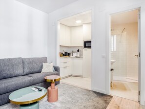 One-Bedroom Apartment | Living area | 40-inch flat-screen TV with cable channels - Limehome Madrid Calle Ave María (Madrid)