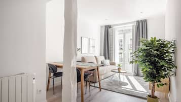 Apartament, 1 dormitori, balcó | Sala d'estar | Televisor de pantalla plana de 40 polzades amb canals per cable