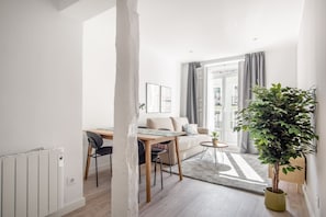 Apartamento, 1 quarto, sacada | Sala de estar | TV de tela plana 40 polegadas com canais a cabo