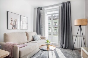 One-Bedroom Apartment with Balcony | Living room | 40-inch flat-screen TV with cable channels - Limehome Madrid Calle Ave María (Madrid)