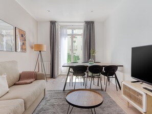 Two-Bedroom Apartment with Balcony | Living area | 40-inch flat-screen TV with cable channels - Limehome Madrid Calle Ave María (Madrid)
