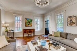 Televisión, chimenea y oficina 