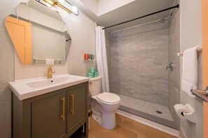 Douche, sèche-cheveux, serviettes fournies